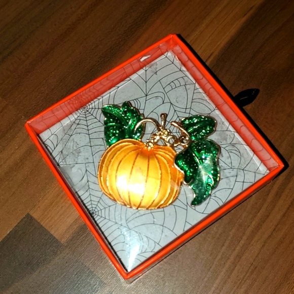 BRAND NEW 🏷JOE FRESH HALLOWEEN PUMPKIN BROOCH - Picture 2 of 3